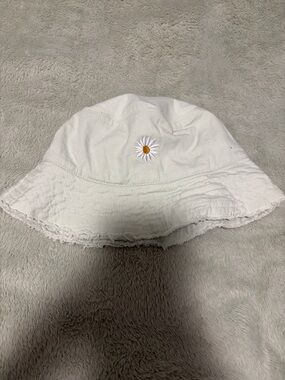 Green Daisy Embroidered  Bucket Hat